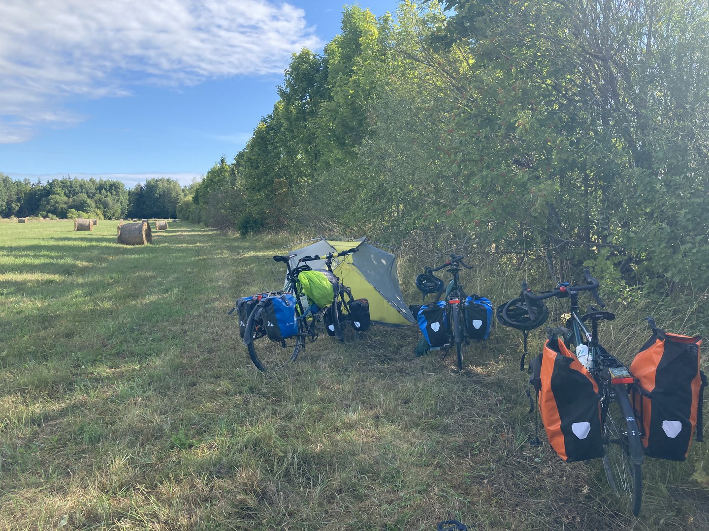 Schlafplatz mit Blick auf die Rennstrecke