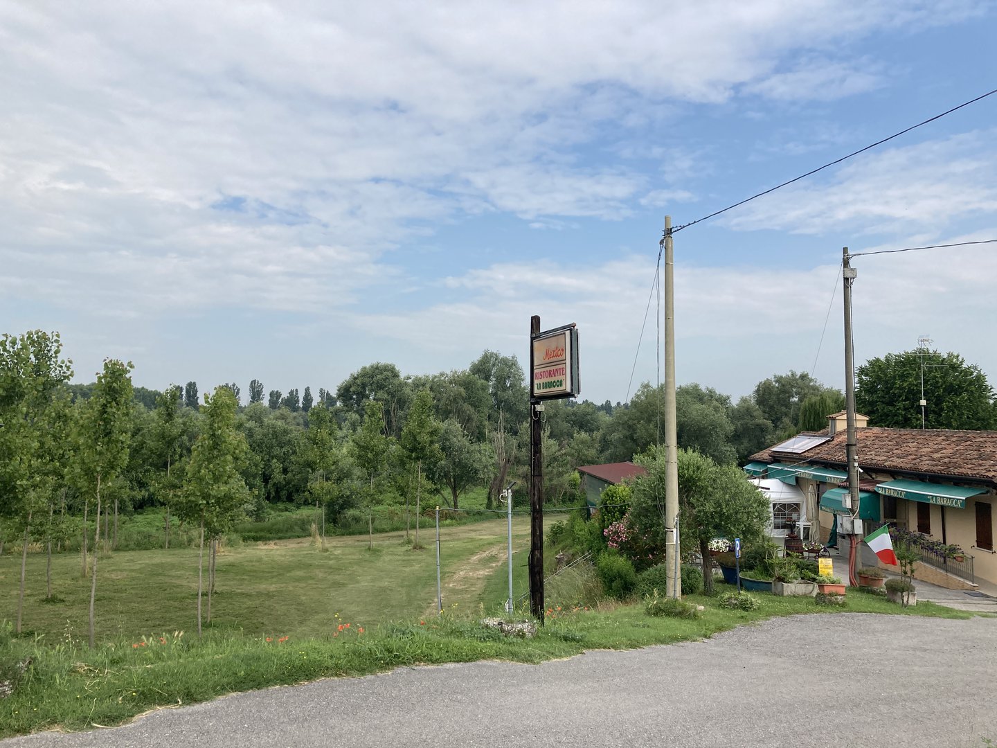 Restaurant rechts, Parkplatzwiese links