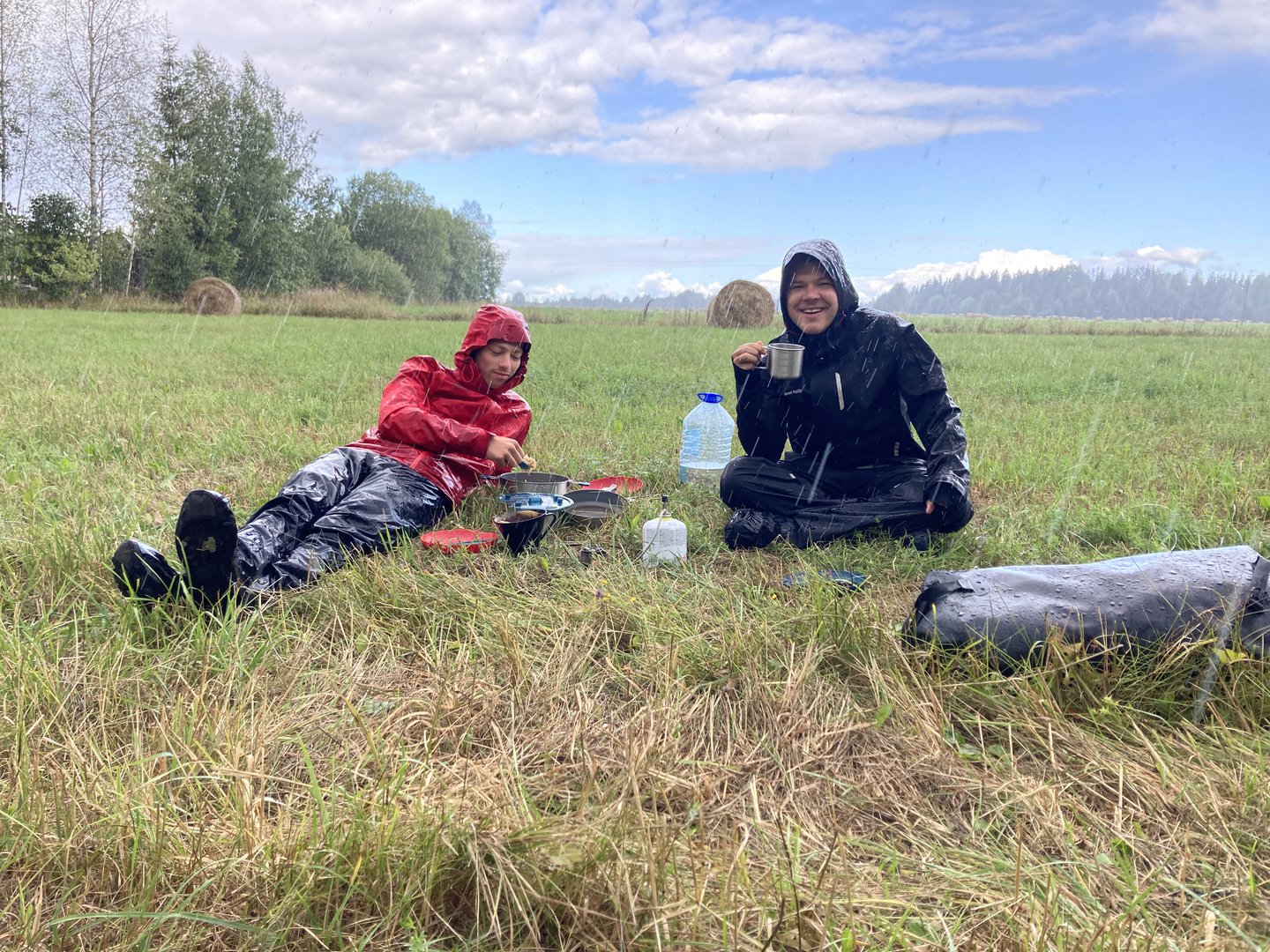 Frühstück im morgendlichen Schauer