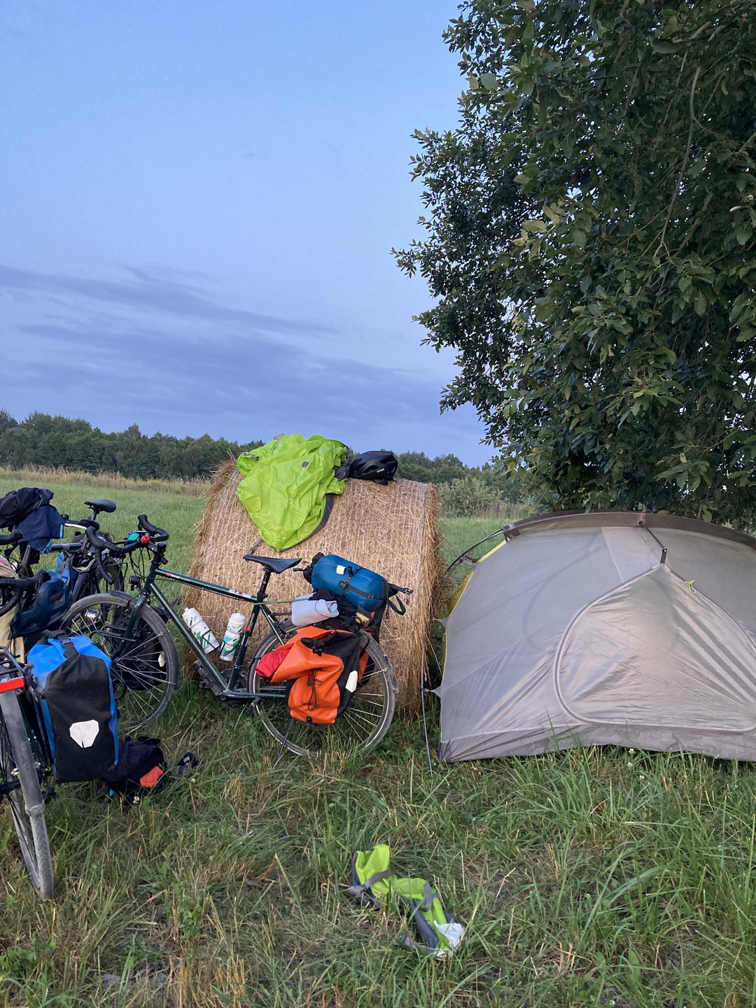 Zelt mit morgendlichem Sonnenschutz