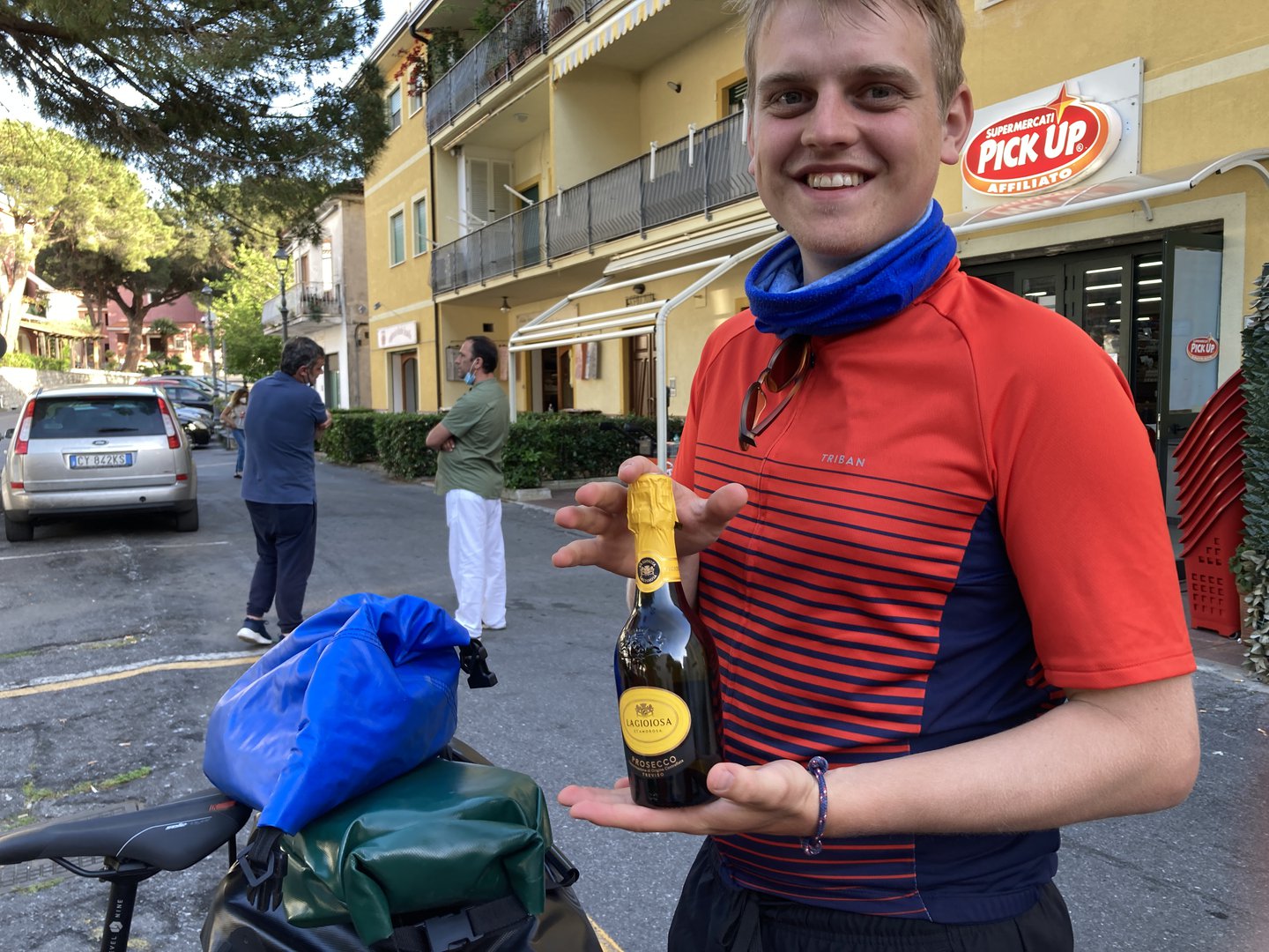 Der Held ist der Mann in der weißen Hose